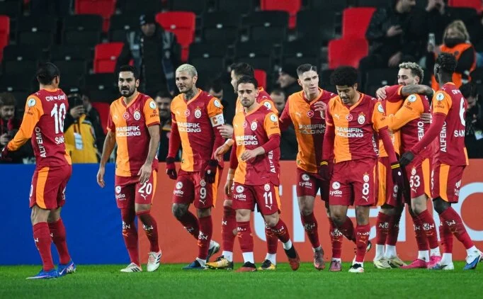 Galatasaray, kamp kadrosunu a��klad�: 5 eksik