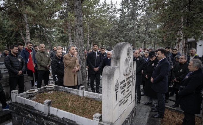 Ya�ar Do�u, mezar� ba��nda an�ld�