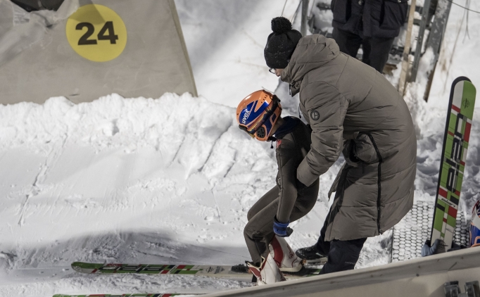 �ocuklar, cesaret gerektiren kayakla atlamaya haz�rlan�yor