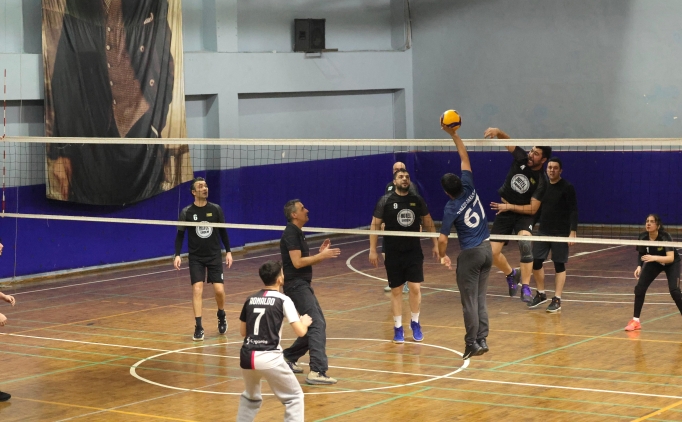 Zonguldak'taki voleybol turnuvas� farkl� meslek ve ya� gruplar�n� bulu�turuyor