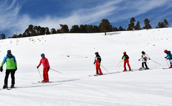 Gelece�in olimpik sporcular�, Kars'ta kar �zerinde 