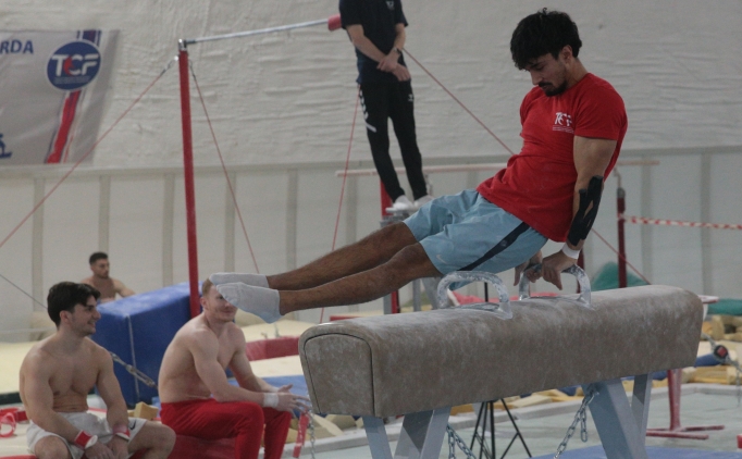 Artistik Cimnastik Erkek Milli Tak�m�, madalya i�in kampta