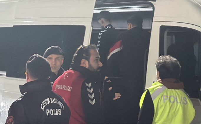 Trabzonspor otob�s�ne ta�l� sald�r� ger�ekle�tirdi�i iddia edilen 5 ki�i adliyeye sevk edildi