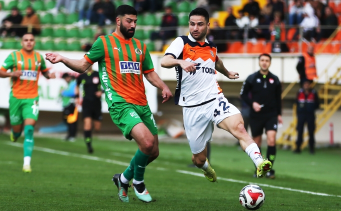 Ba�ak�ehir, Alanya'da ilk yar� buldu�u gollerle g�ld�!