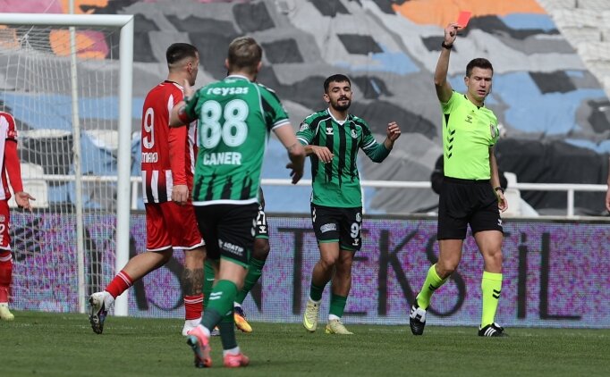 Sivasspor farkl� kazand�; Caner Erkin k�rm�z�yla g�ndemde