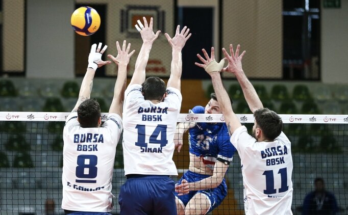 Efeler Ligi'nde Bursa, �stanbul'u devirdi