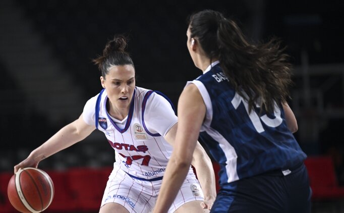 Emlak Konut yar� finalde!