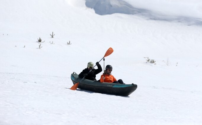 Kanoyla suda de�il, Erciyes'te kar �zerinde s�z�ld�ler