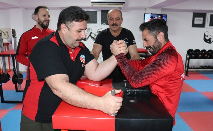 Sivas'ta milli bilek g�re��iler, T�rkiye �ampiyonas�nda k�rs�y� hedefliyor