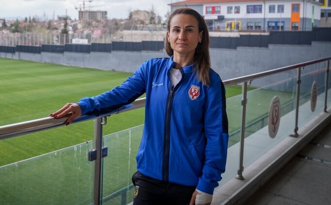 Arzu Karabulut: 'Futboldan sonra hedefim gen� k�zlar yeti�tirmek'