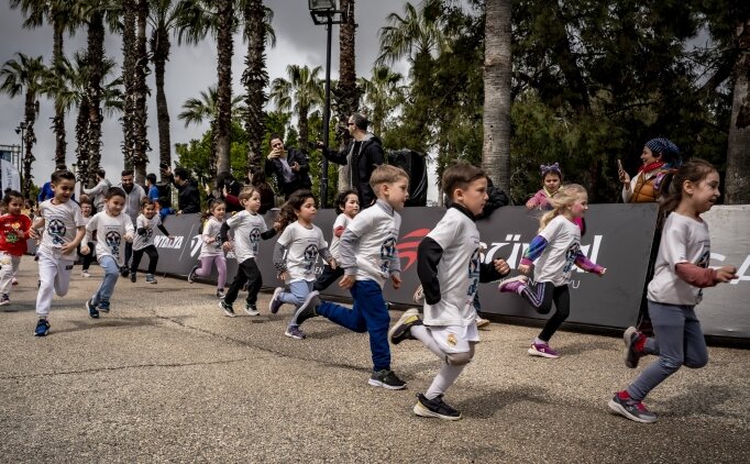 Antalya'da 'Minik Ad�mlar Ko�usu' d�zenlendi