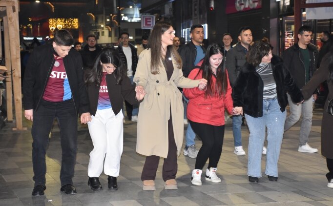 Trabzonsporlu taraftarlar, Galatasaray galibiyetini kutlad�