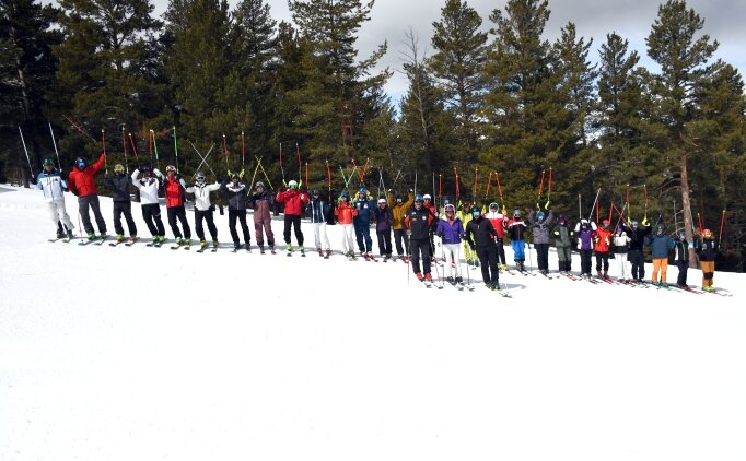 Kars'ta kayak ve snowboard kurslar� tamamland�