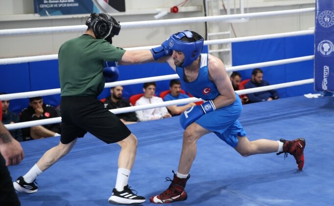 Milli boks�r Mustafa �olak, alt�n madalya ile d�nmek istiyor!