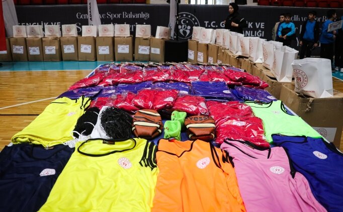 Adana'da okul kul�pleri ile sporculara malzeme deste�i