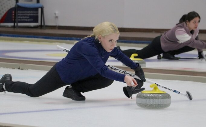 D�nya �ampiyonas�'nda be�inci olan curlingciler, ilki ba�arman�n mutlulu�unu ya��yor