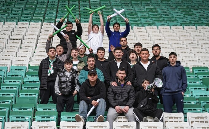 Bursaspor taraftar�ndan �ampiyonluk ma��na 40 bin kartonluk koreografi