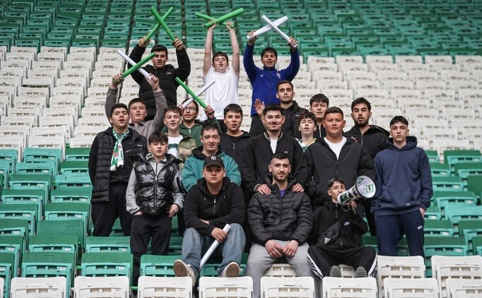 Bursaspor taraftar�ndan �ampiyonluk ma��na 40 bin kartonluk koreografi