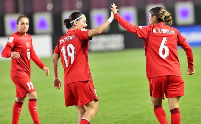 Kad�n Milliler, ad�m ad�m D�nya Kupas�'na