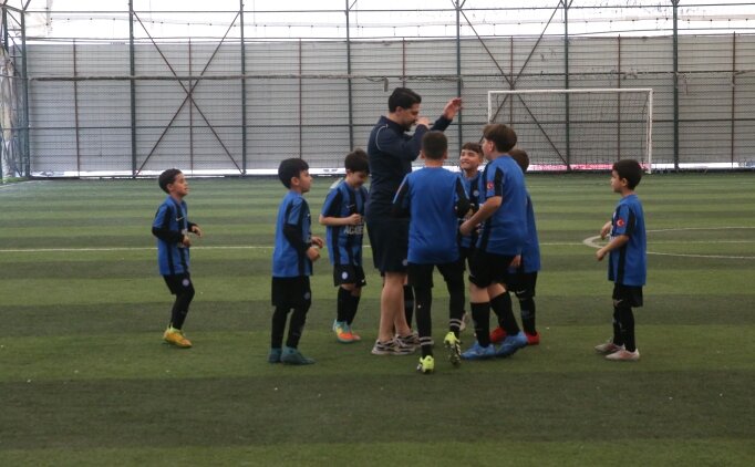 Okul sald�r�s�nda hayat�n� kaybeden Bayram Nabi �i�ik'in antren�r� ve tak�m arkada�lar� h�z�nl�