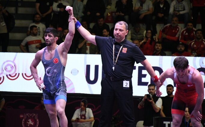 Milli g�re��i Kerem Kamal, madalya sevincini ni�anl�s�yla ya�ad�