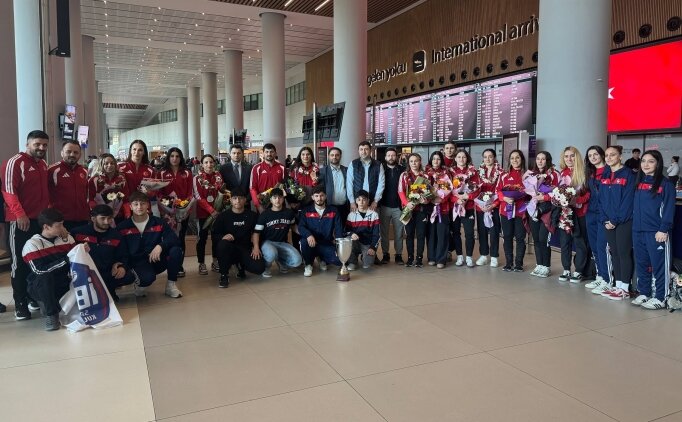 Avrupa ikincisi Kad�n G�re� Milli Tak�m� yurda d�nd�