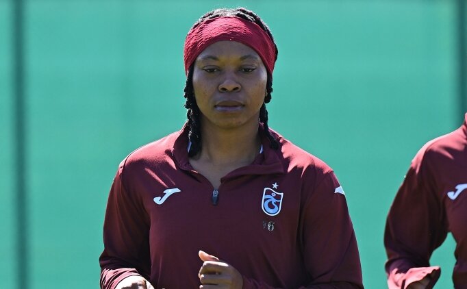 Trabzonspor'da kad�n futbolcudan Onuachu'ya destek!