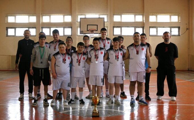 Eski�ehir'deki down sendromlu sporcular basketbolda k�rs�ye ��kt�