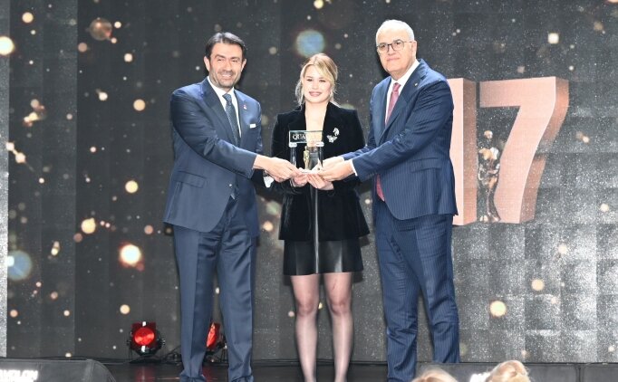 Milli para y�z�c� Defne Kurt'a y�l�n sporcusu �d�l� verildi