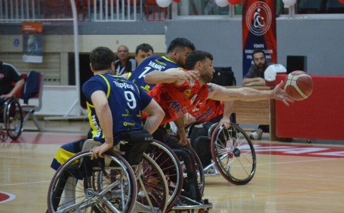 Fenerbah�e �stanbul Jet, yar� final serisine farkl� ba�lad�!