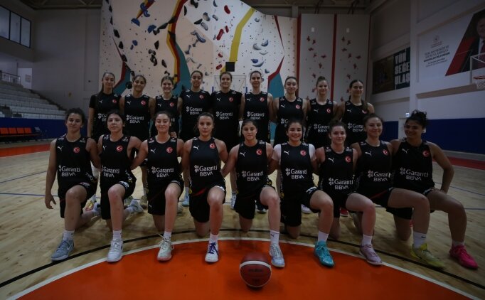 18 Ya� Alt� K�z Basketbol Milli Tak�m� haz�rl�klar�n� tamamlad�