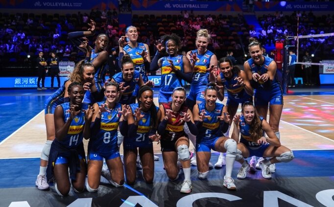 �talya, Hollanda'y� set vermeden ge�erek yar� finale y�kseldi