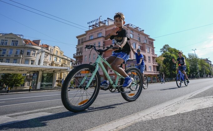 Sofya'da otomobillere kapat�lan yollar bisikletlilere a��ld�