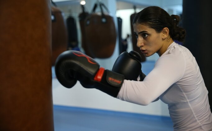 Milli boks�r P�nar Benek, Avrupa �ampiyonas�'nda alt�n madalya i�in yumruk sall�yor