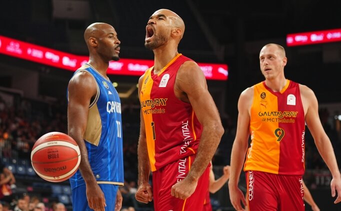 Galatasaray lige farkl� ba�lad�: �ay�rova'ya 23 say� fark