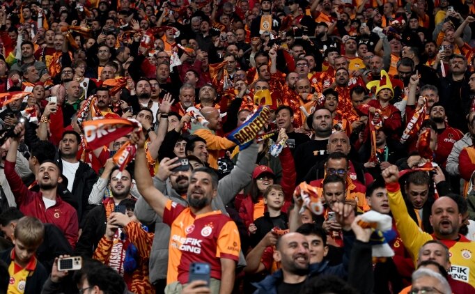 Galatasaray trib�nlerinden d�nyaya Gazze mesaj�