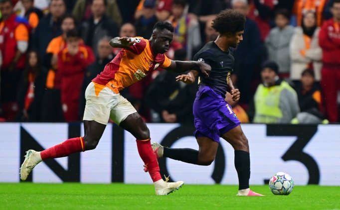 Galatasaray savunmas� sallan�yor!