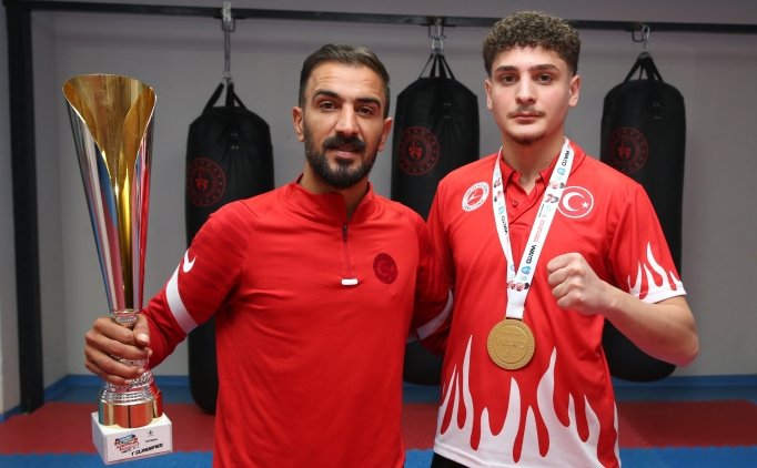 Milli kick boks�u Berat, d�nya �ampiyonlu�u hayalini ger�ekle�tirdi�i i�in gururlu
