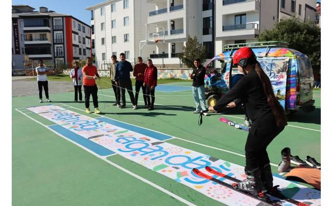 Kayak antren�r� okul okul gezerek �ocuklar� kayakla tan��t�r�yor