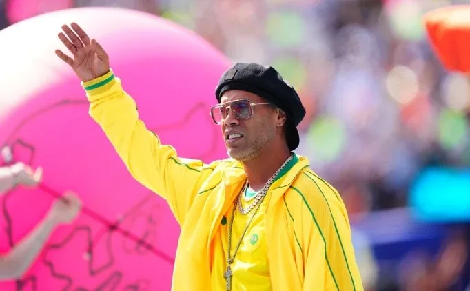 Ve Ronaldinho, sahaya ��k�yor!