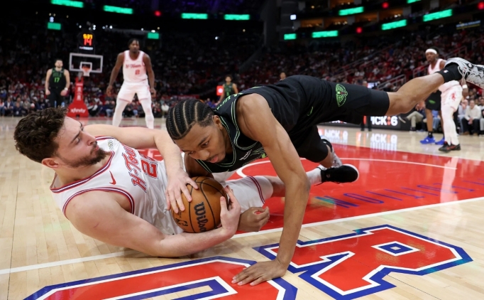 Alperen �eng�n'den Pelicans kar��s�ndaki galibiyete 21 say�l�k katk� sa�lad�