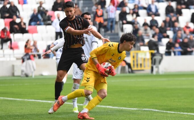Altay'da kaleci Ula�'tan b�y�k �zveri