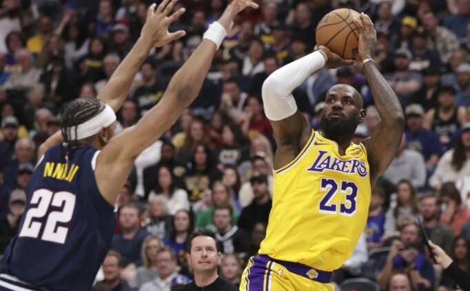 LeBron, Kareem Abdul-Jabbar'�n rekorunu k�rarak NBA tarihine ge�ti!