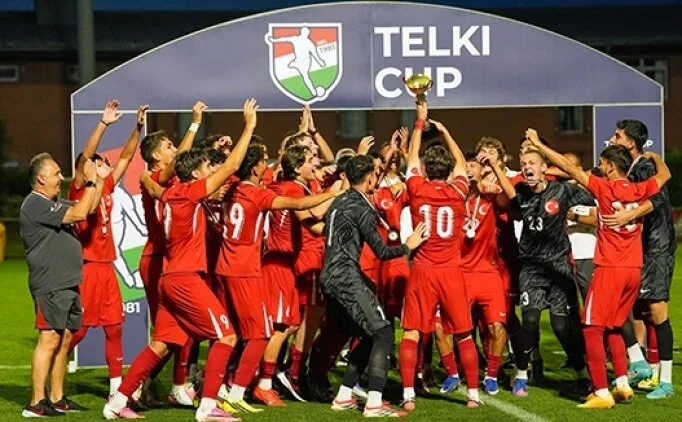 17 Ya� Alt� Milli Futbol Tak�m� �ampiyon oldu