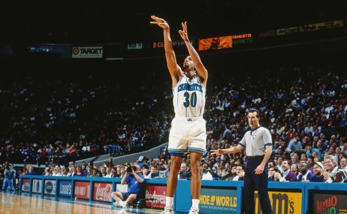 Hornets, Dell Curry'nin 30 numaral� formas�n� emekliye ay�r�yor