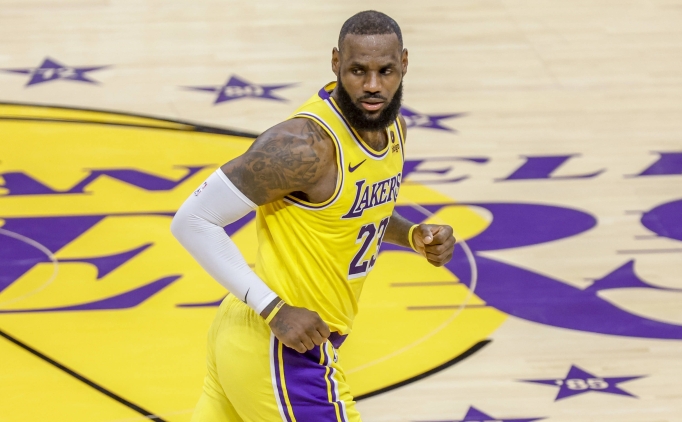 Lebron, 'triple double'la Mavericks kar��s�nda galibiyet getirdi