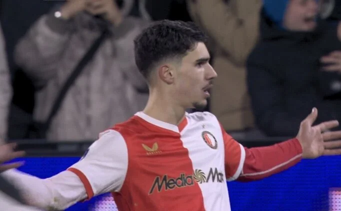 Van Persie, o�lu Shaqueel'i oyuna ald�! �ki gol att�!