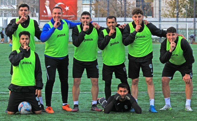 Bornova 1877'de teknik patron Otlak tak�ma g�veniyor