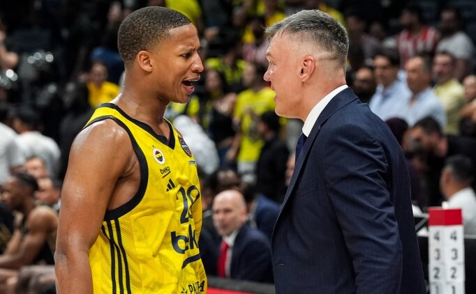 Fenerbah�e'den ayr�lan Devon Hall, Milano'ya gitti