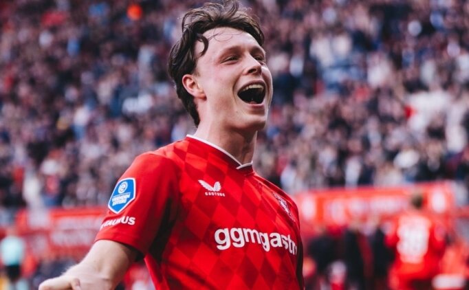 Van Persie, Twente deplasman�ndan �zg�n ayr�ld�